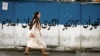 Një grua ec rrugëve të Iranit pa hixhab.