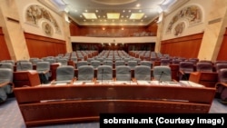 Празна сала за пленарни седници во Собранието