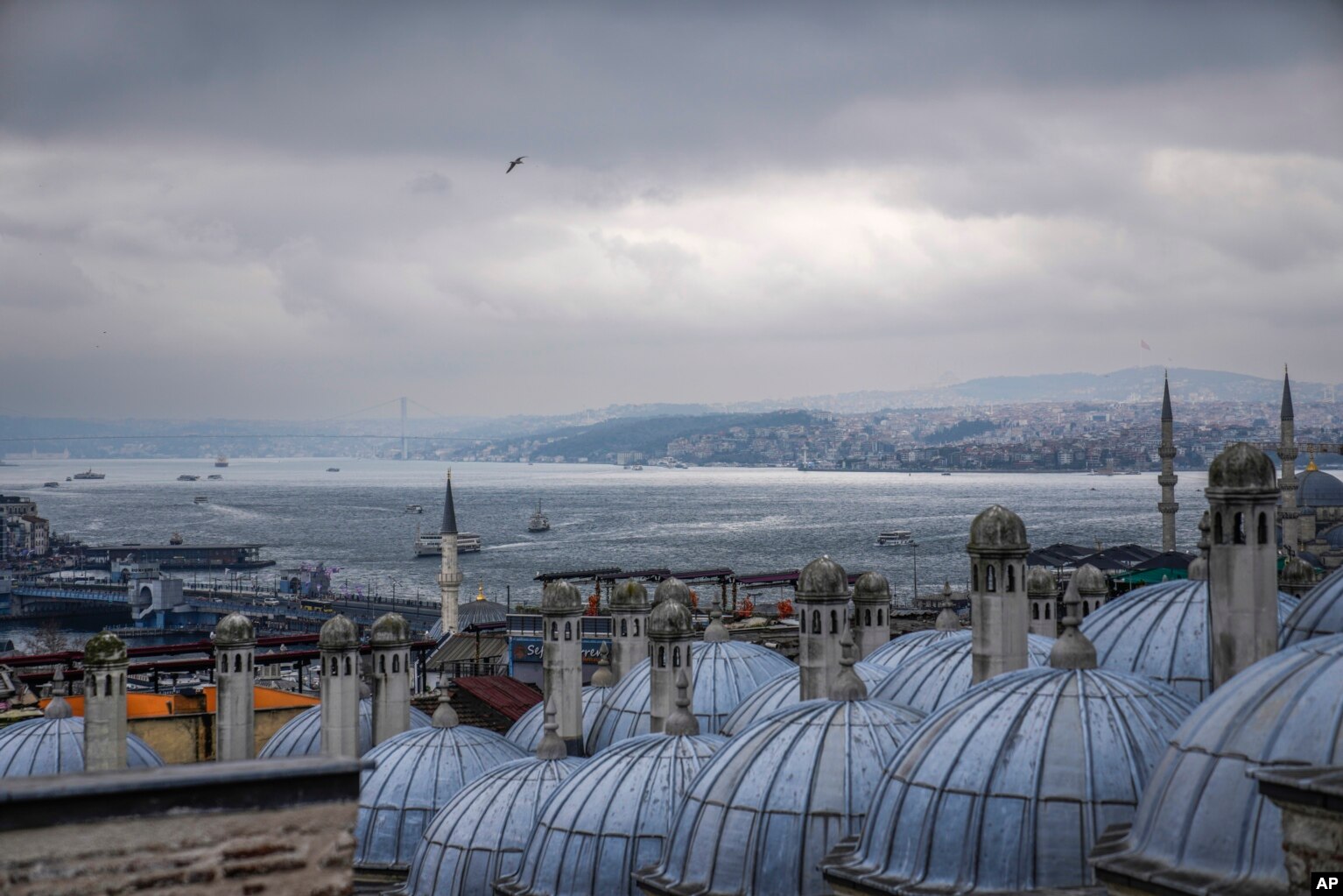 Mjete lundrimi shntrihen përgjatë ngushticë së Bosforit teksa kupolat e xhamive dhe minaret ngrihen lart në qiell.