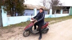Baka na mopedu pomaže ukrajinskim vojnicima