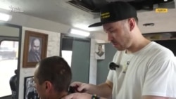 Польовий барбершоп: навіщо одеські волонтери перетворили маршрутку на військову перукарню