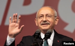 Лидер оппозиционной Республиканской народной партии Кемаль Кылычдароглу выступает перед своими сторонниками на митинге в Стамбуле, Турция, 15 декабря 2022 года