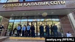 Сотрудники полиции перегородили вход в суд перед началом суда по делу о «захвате аэропорта Алматы». 19 сентября 2023 года