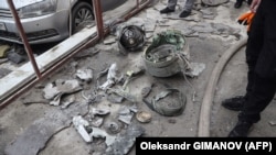 Annak a rakétának a maradványai láthatók a képen, amely lerombolt egy közigazgatási épületet Odesszában. 2023. július 20.