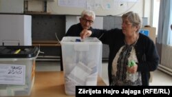 Lubica Todorovska me bashkëshortin e saj duke votuar.