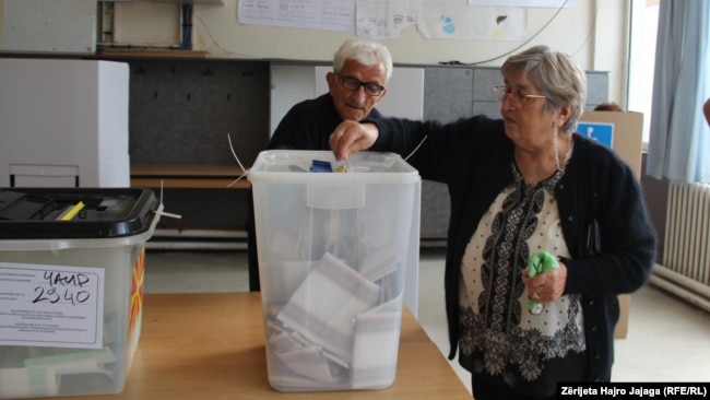 Lubica Todorovska me bashkëshortin e saj duke votuar.