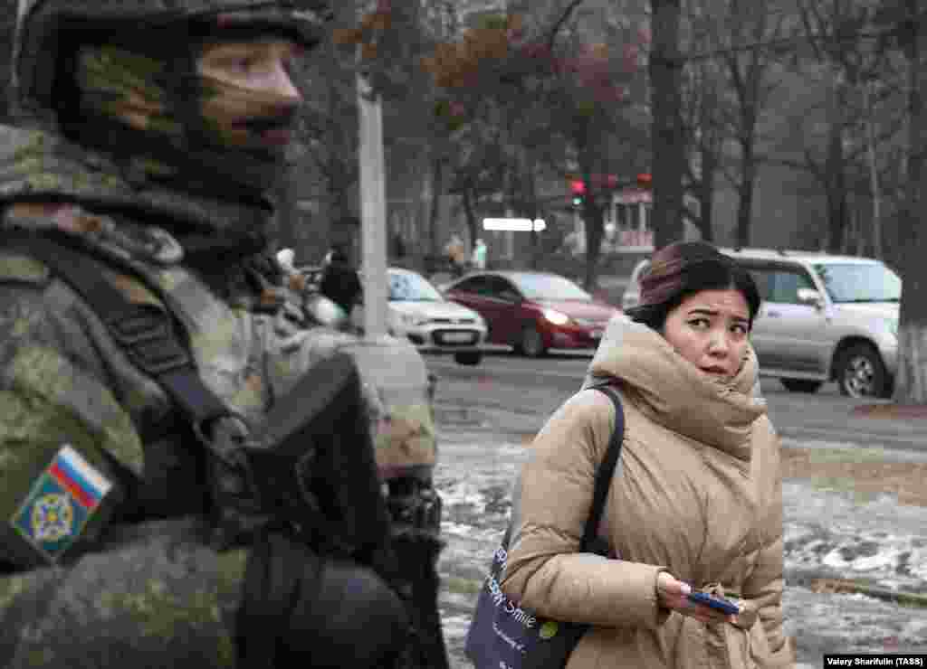 Женщина смотрит на российского миротворца ОДКБ в Алматы, Казахстан, январь 2022 года. Первая и единственная демонстрация силы ОДКБ произошла во время крупных антиправительственных протестов, охвативших Казахстан в январе 2022 года. Руководство Казахстана запросило и получило миротворческие силы ОДКБ, включавшие около 2000 военнослужащих, в том числе 100 армянских военных  