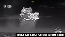 Момент взрыва военного корабля ЧФ РФ после атаки дронами. Архивное фото