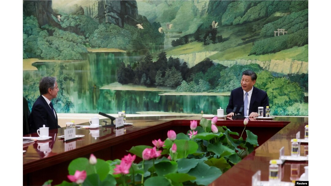 Antony Blinken s-a întâlnit la Beijing cu președintele Xi Jinping. Întâlnirea a fost confirmată cu doar 45 de minute înainte de a avea loc. Coregrafia atentă a momentelor oficiale a transmis mesajul importanței pe care a avut-o vizita, spun analiștii externi.
