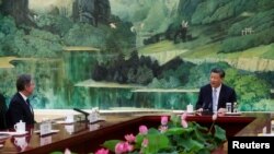 Antony Blinken, az Egyesült Államok külügyminisztere Hszi Csin-ping kínai elnökkel a pekingi Nagy Népi Csarnokban 2023. június 19-én