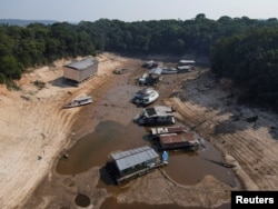 Čamci nasukani u Davidovoj marini koja je pogođena sušom reke Negro, u Manausu, država Amazonas, Brazil, 29. septembra 2023.