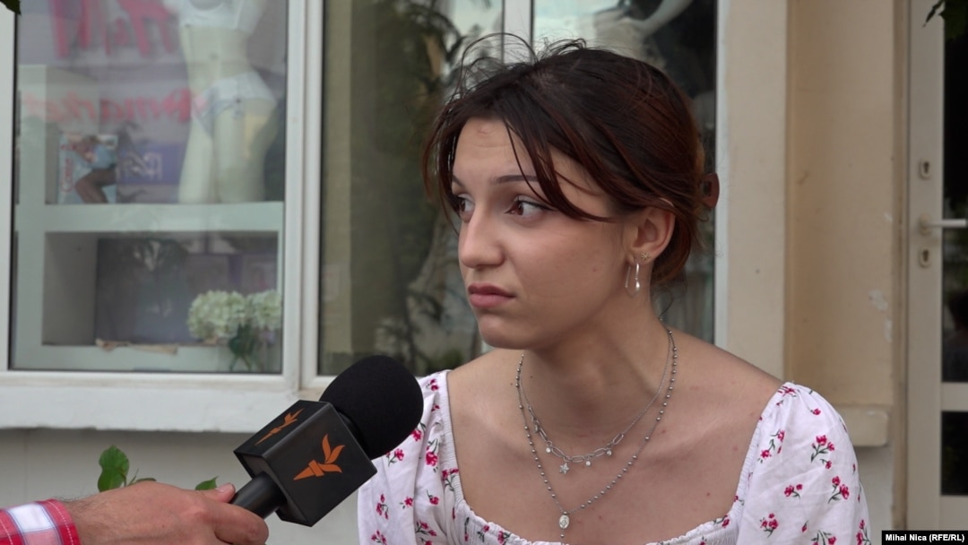 Andra Stan, elevă la Liceul Pedagogic din Buzău, spune că lipsa de opțiuni pentru petrecerea timpului liber în oraș este principala sa nemulțumire.