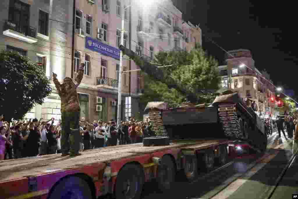 Članovi Wagnera utovaruju svoj tenk u kamion na ulici u Rostovu na Donu, Rusija, u subotu, 24. juna 2023.