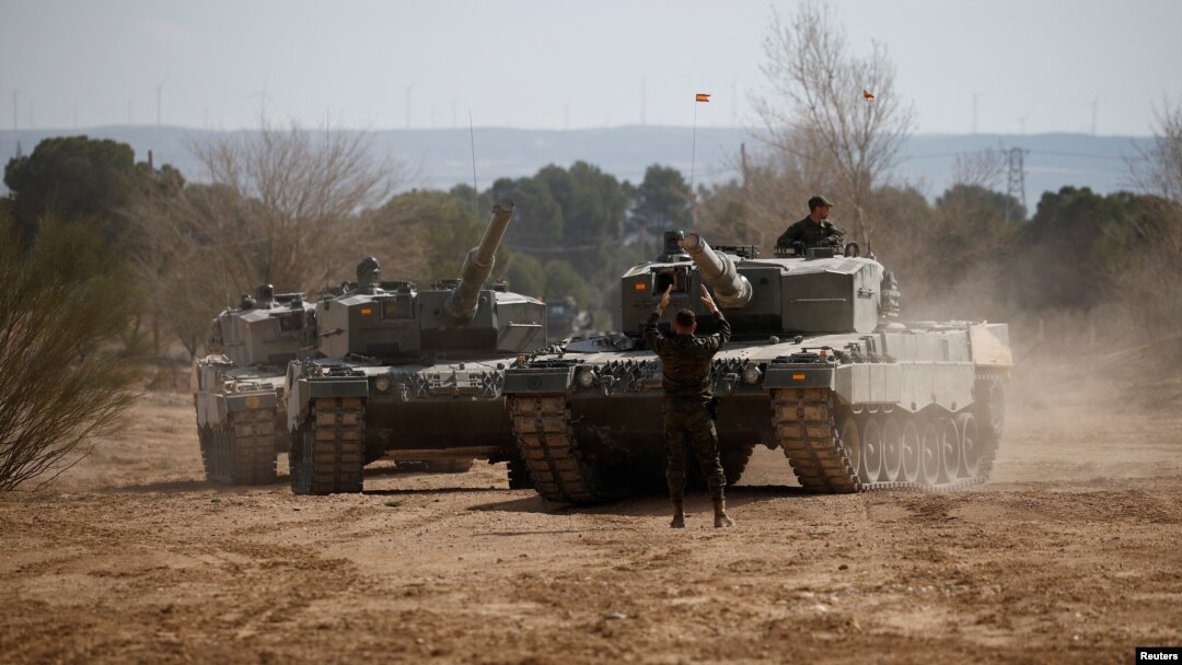  Tancurile Leopard 2A4, care vor fi cumpărate de la o terță parte și recondiționate, urmează să fie livrate în primul trimestru al anului 2024.