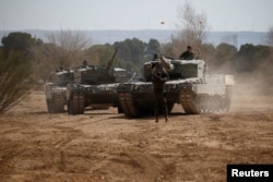 Украинские военнослужащие обучаются управлению танками "Леопард" в Испании. 13 марта, 2023