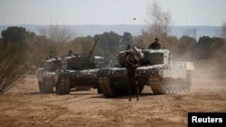 Українські військові навчаються керувати танками Leopard у Іспанії, березень 2023 року