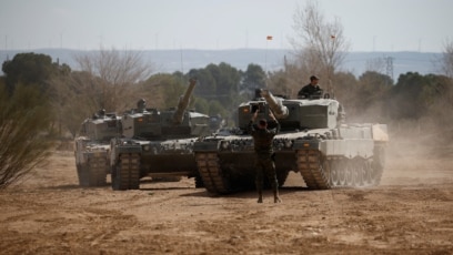 Първата група украински военни които ще управляват западни бойни танкове