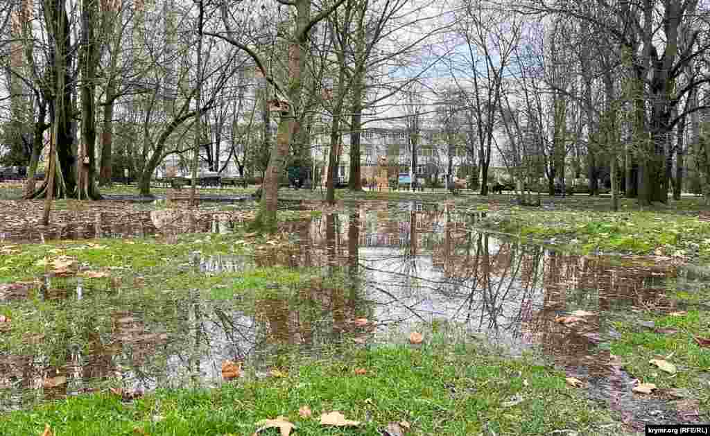 Park yağğan yağmurlar ve Salğır suvları altında qalmağa devam ete