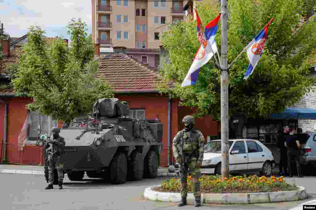 Austrijski vojnici snaga KFOR-a na ulicama Zvečana.&nbsp;Trideset pripadnika ovih snaga&nbsp;povređeno je&nbsp;na protestu u Zvečanu&nbsp;29. maja.