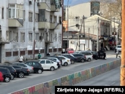 Disa automjete të parkuara skaj rrugës në Shkup, Maqedoni e Veriut.