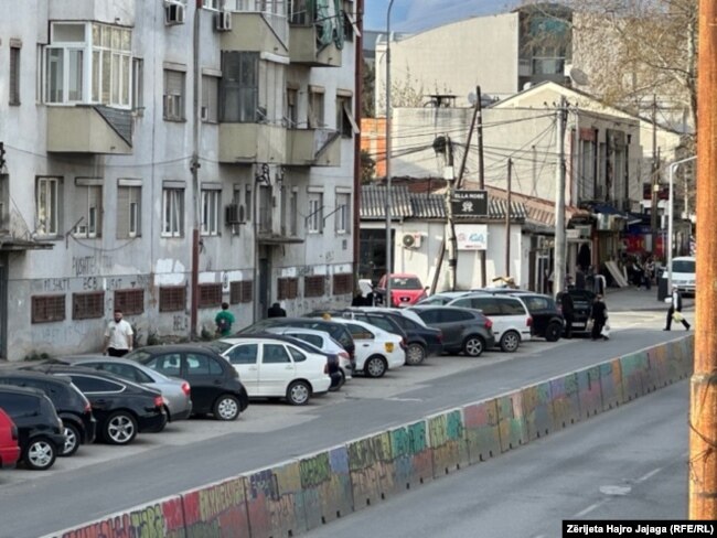 Disa automjete të parkuara skaj rrugës në Shkup, Maqedoni e Veriut.