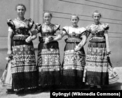 O fotografie nedatată arată că femeile purtau broderia Matyo cu mulți ani în urmă.