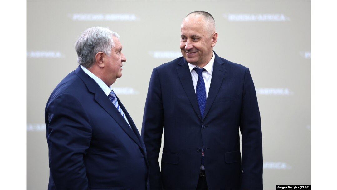 Глава "Роснефти" Игорь Сечин и заместитель начальника ГУ Генштаба Вооруженных сил РФ Андрей Аверьянов (справа) перед началом встречи президента РФ Путина и президента Республики Мозамбик Филипе Ньюси в рамках второго саммита "Россия – Африка", Санкт-Петербург, 27 июля 2023 года