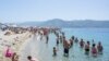 Rashlađivanje na plaži uslijed toplinskog vala u blizini Messine na otoku Siciliji, Italija, tijekom toplinskog vala, 16. jula 2023.