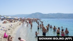 Rashlađivanje na plaži uslijed toplinskog vala u blizini Messine na otoku Siciliji, Italija, tijekom toplinskog vala, 16. jula 2023.