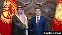 Кыргызстандын президенти Садыр Жапаров (оңдо) жана Сауд өнүктүрүү фондунун башчысы Султан Абдурахман Аль-Маршад. Апрель,2023-жыл.
