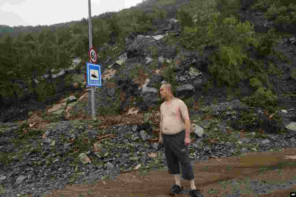 Meteorolozi upozoravaju na poplave i moguće odrone zemljišta, a gradske vlasti su aktivirale rezervoar za kontrolu poplava, prvi puta od 1998. kada je i izgrađen. na fotografiji: Miaofengšan, predgrađe Pekinga, 1. avgust