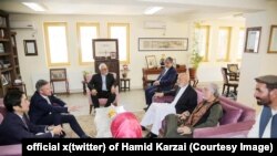 د عکس ښي لور عبدالله عبدالله او کرزی او چپ لور ته د یوناما مرستیال مارکس پوټزل او هغه سره مل پلاوی