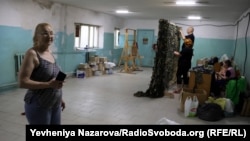 Запорізька волонтерка Світлана Василюк показує приміщення, яке волонтери планують облаштувати під дитячу зону у шелтері