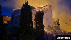 Палаючий житловий будинок в Харкові після влучання російської ракети