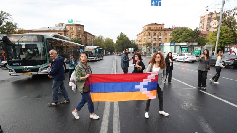 Арменияда бийликтин кетишин талап кылган демонстранттар жол тосту 