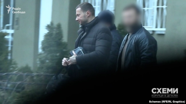На следующий день к внедорожнику из дома вышел глава Антимонопольного комитета Павел Кириленко