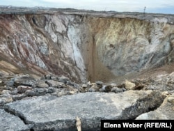 Воронка, образовавшаяся в начале января из-за обрушения пласта земли над очистным пространством золотоносной шахты. Тогда погибли четыре человека. Майкаин