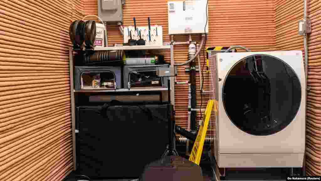 perionicom sa veš mašinom i pratećom opremom