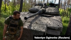 Український військовий біля шведської БМП CV90 поблизу лінії фронту в Донецькій області, 12 травня 2024 року