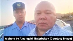 Журналист Амангельды Батырбеков в день своего задержания полицией