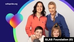 Един от билбордовете на рекламна кампания „Нашето семейство те кани на София Прайд", на който се виждат Елена и Галина.