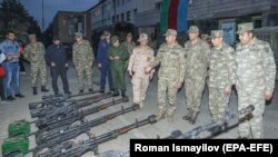Ադրբեջանցի զինվորականները զննում են Արցախի Պաշտպանության բանակի հանձնած զենքը, Շուշի, 24-ը սեպտեմբերի, 2023թ․