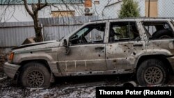 Пошкоджений артилерією автомобіль у прифронтовому Кураховому, Донецька область, 29 січня 2024 року, фото ілюстративне