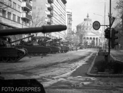 Tancuri orientate cu turela sprea Palatul Regal. În fundal Ateneul Român ( 24 dec. 1989)