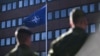 Войници са строени пред флага на НАТО пред Генералния щаб на шведската армия в Стокхолм, 11 март 2024 г.