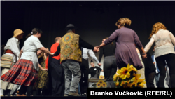 Detalj iz pozorišne predstave "Šumadijska svadba" koju je organizovalo udruženje Daun Kragujevac, a koju su osmislile i izvele osobe sa Daunovim sindromom u Pozorištu za decu i mlade u Kragujevcu 21. marta 2024.