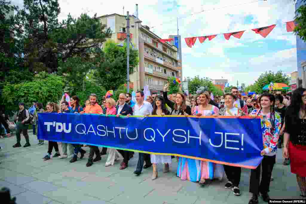 Aktivisti i članovi ove zajednice kažu da je kosovsko društvo veoma konzervativno, pa je malo onih koji se otvoreno izjašnjavaju o svojoj seksualnoj orijentaciji.