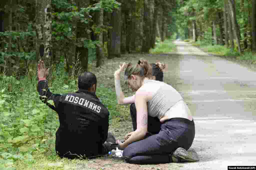 Aktivistët polakë duke i ofruar ndihmë një emigranti algjerian që arriti në territorin e Polonisë në pyllin Bialowieza. Numri i tentimeve për kalime të paligjshme të kufirit nga Bjellorusia në Poloninë anëtare të BE-së, është rritur në muajt e fundit në pothuajse 400 në ditë nga vetëm disa të tillë ditë më parë këtë vit, thonë zyrtarët polakë.