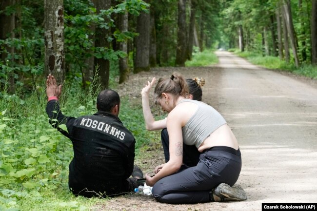 Aktivistët polakë duke i ofruar ndihmë një emigranti algjerian që arriti në territorin e Polonisë në pyllin Bialowieza.<br />
<br />
Numri i tentimeve për kalime të paligjshme të kufirit nga Bjellorusia në Poloninë anëtare të BE-së, është rritur në muajt e fundit në pothuajse 400 në ditë nga vetëm disa të tillë ditë më parë këtë vit, thonë zyrtarët polakë.