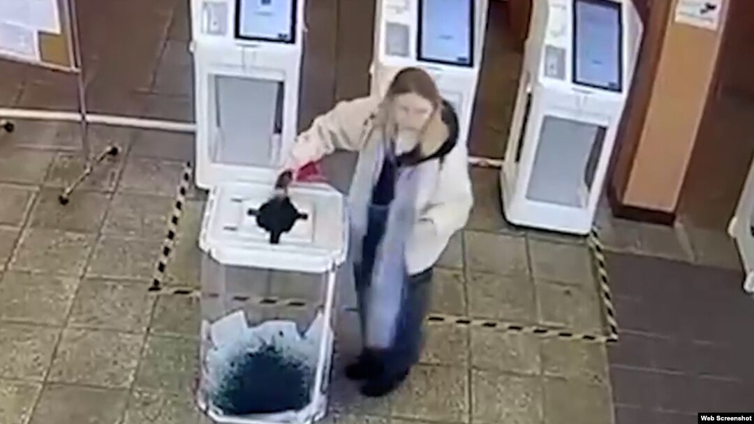 Unii ruși au încercat să se opună. O tânără din Moscova a vărsat vopsea verde antiseptică într-o urnă de vot.